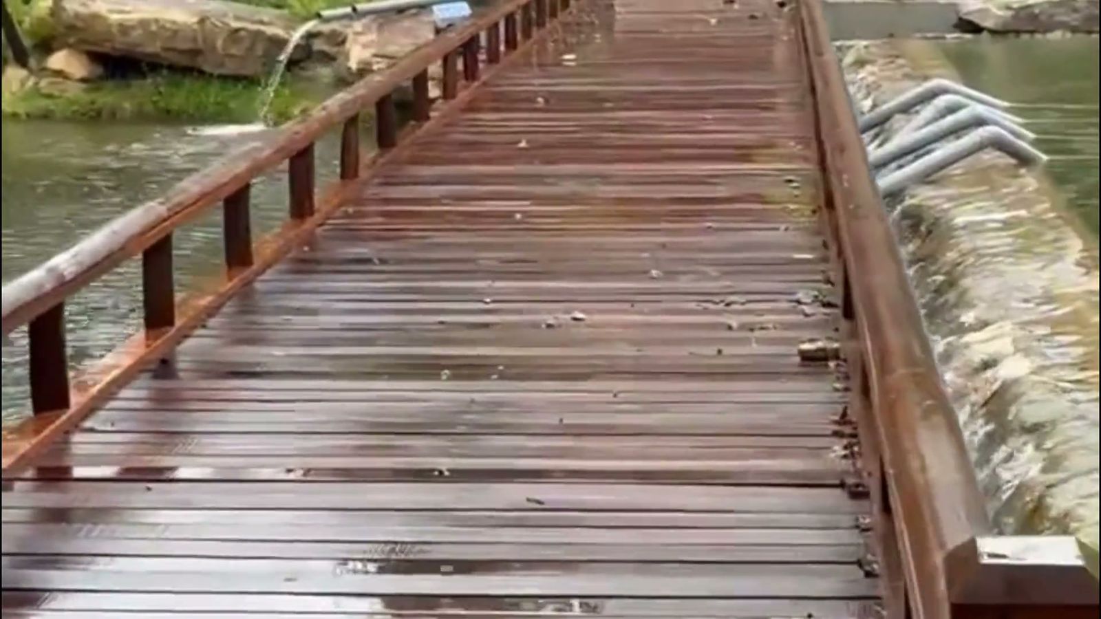Cây cầu gỗ dài bên mặt hồ